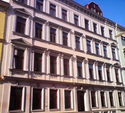 Gründerzeithaus mit heller, stuckverzierter Fassade