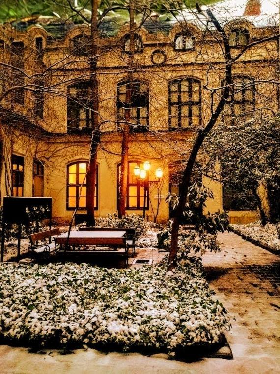 Beleuchteter Innenhof eines Wiener Gründerzeithauses im Winter