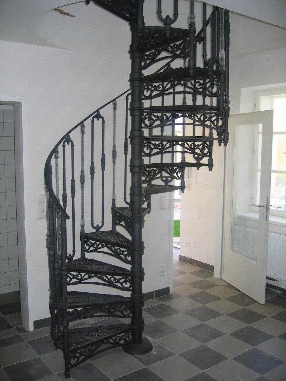 Restaurierte gusseiserne Wendeltreppe in einem Altbau