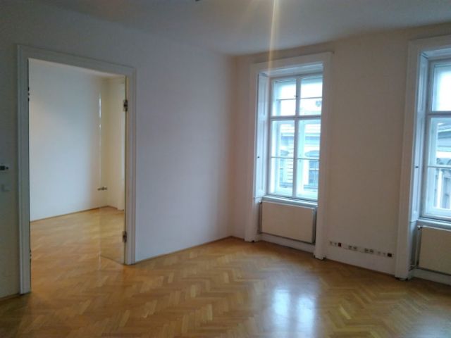 Leere Altbauwohnung mit Fischgrätparkett